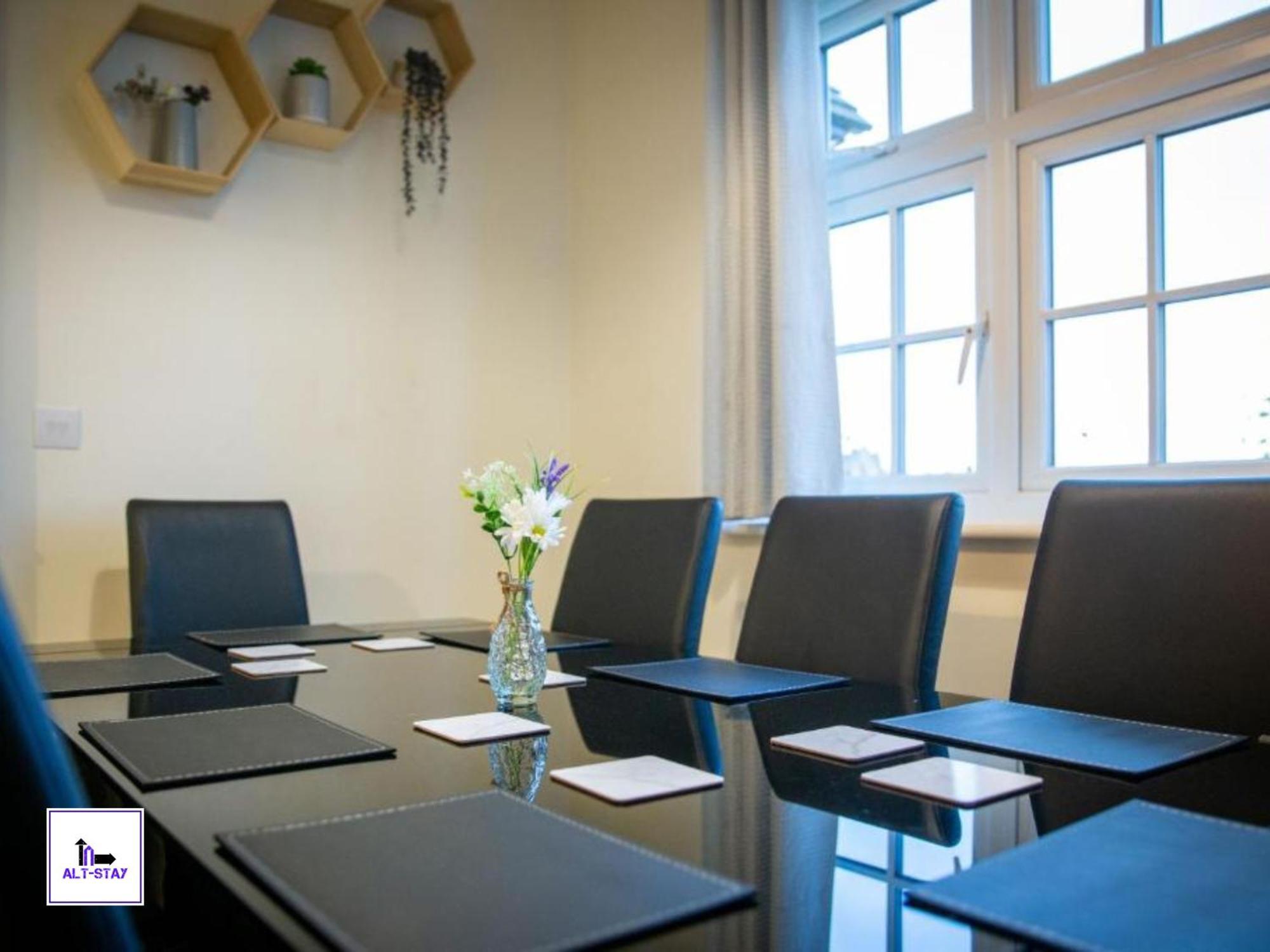4 Bed 3 Bath - Kirkstall House By Alt-Stay Accommodation - Ideal For Contractors & Remote Workers - Long Stays Welcome Wakefield Eksteriør bilde