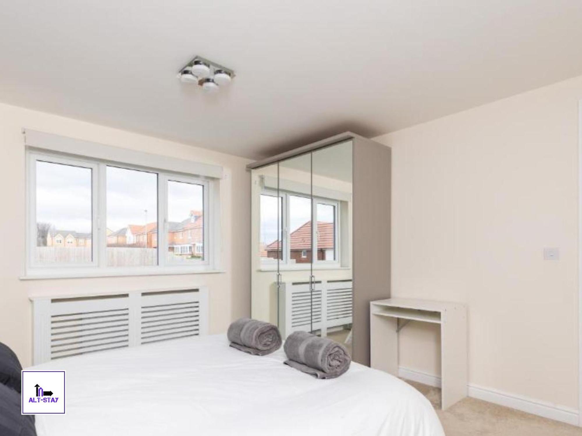 4 Bed 3 Bath - Kirkstall House By Alt-Stay Accommodation - Ideal For Contractors & Remote Workers - Long Stays Welcome Wakefield Eksteriør bilde